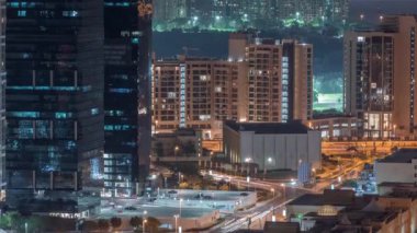 Jumeirah Lake Towers yerleşim bölgesi Dubai Marina yakınlarında havadan gece zaman aşımına