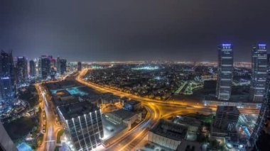 Jumeirah Lake Towers yerleşim bölgesi Dubai Marina yakınlarında havadan gece zaman aşımına