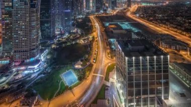 Jumeirah Lake Towers yerleşim bölgesi Dubai Marina yakınlarında havadan gece zaman aşımına
