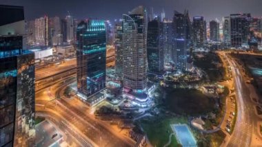 Jumeirah Lake Towers yerleşim bölgesi Dubai Marina yakınlarında havadan gece zaman aşımına