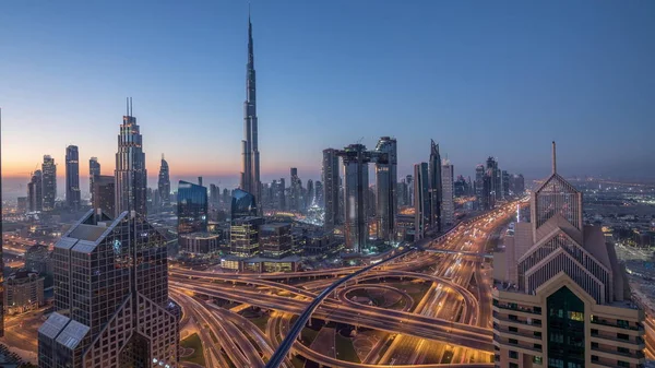 Dubai skyline centro com arranha-céus mais altos e tráfego mais movimentado na estrada cruzamento noite a dia timelapse — Fotografia de Stock