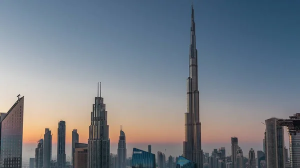 Dubaj se nachází v centru města s nejvyšším mrakodrapy a nejrušnějším dopravním provozem v noci na křižovatku dálnice — Stock fotografie