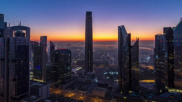 Dubai skyline centro con los rascacielos más altos y el tráfico en la carretera noche a día timelapse — Foto de Stock