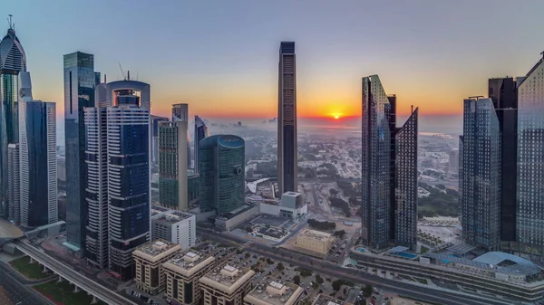Soluppgång över Dubais skyline på morgonen, flyg topputsikt till Downtown centrum landmärken Timelapse. — Stockfoto