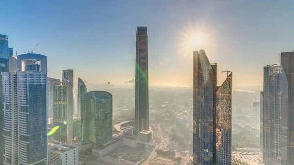 Sonnenaufgang über Dubai Skyline am Morgen, Luftaufnahme der Innenstadt Wahrzeichen Zeitraffer. — Stockfoto