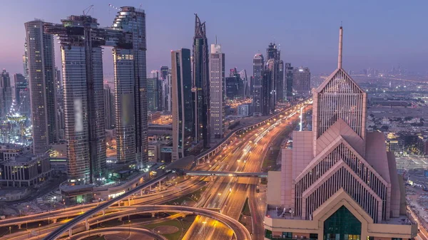 Dubai Downtown skyline med högsta skyskrapor och mest trafikerade trafiken på motorväg korsning natt till dag Timelapse — Stockfoto