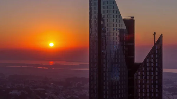 Sabah Dubai silueti üzerinde Gündoğumu, şehir merkezi nin simgesel zaman atlamalı havadan üst görünümü. — Stok fotoğraf