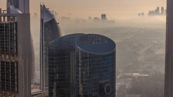 Dubai centro durante el amanecer dorado escena de la mañana timelapse . — Foto de Stock