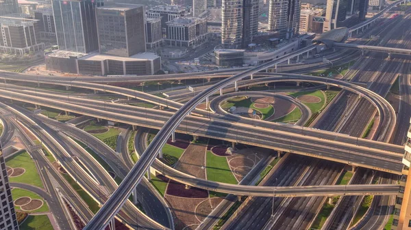 Vista aérea da manhã do intercâmbio de rodovias no centro de Dubai timelapse . — Fotografia de Stock