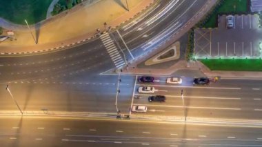 Jumeirah Göller Towers ilçe hava gece timelapse yolda Trafik.