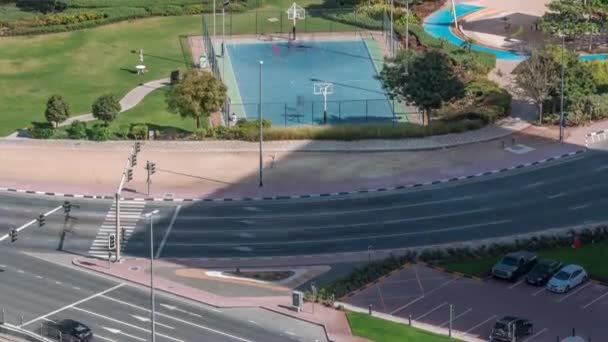 Cancha de baloncesto en el parque en Jumeirah Lakes Towers distrito timelapse, un popular distrito residencial en Dubai . — Vídeos de Stock