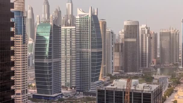 Διαμερίσματα και γραφεία στη συνοικία της λίμνης Τζουμέιρα στο Ντουμπάι — Αρχείο Βίντεο