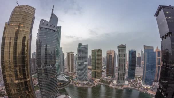 Lakó-és irodaházak a Jumeirah-tó tornyai kerületi nap az éjszakai TimeLapse Dubaiban — Stock videók