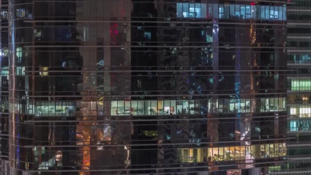 Escritório arranha-céus exterior durante o final da noite com luzes interiores acesas e pessoas que trabalham dentro da noite timelapse — Vídeo de Stock