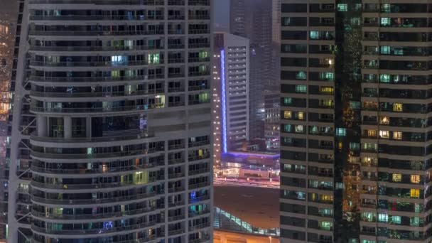 朱美拉湖塔区住宅和办公楼夜幕在迪拜 — 图库视频影像