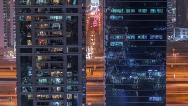 Edificios residenciales y de oficinas en Jumeirah lago torres distrito noche timelapse en Dubai — Vídeo de stock