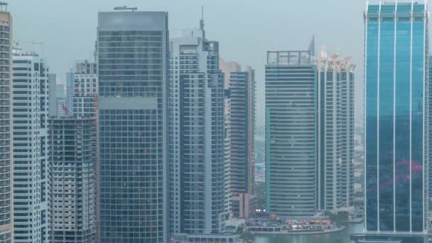 Edifícios residenciais e de escritórios em Jumeirah Lake torres distrito dia a noite timelapse em Dubai — Vídeo de Stock