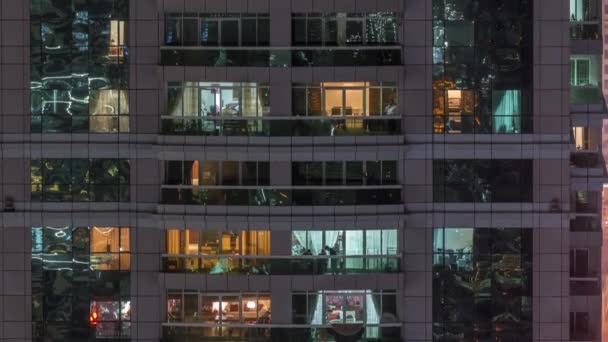 Vista notturna di appartamento esterno timelapse edificio. Grattacielo a grattacielo alto con luci lampeggianti nelle finestre — Video Stock
