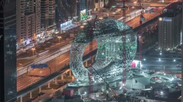 Lugar de construcción del timelapse nocturno aéreo del Museo del Futuro, próximo edificio icónico de Dubai . — Vídeos de Stock