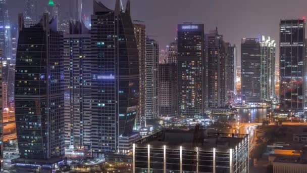 Budynki mieszkalne i biurowe w Jumeirah Lake Towers District Night timelapse w Dubaju — Wideo stockowe