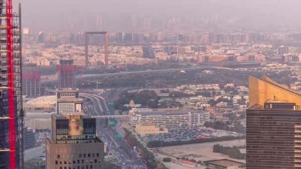 Vista aérea al timelapse financiero y distrito zabeel con el tráfico y en construcción edificio con grúas del centro de la ciudad — Vídeo de stock