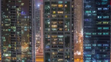 Dubai'de Jumeirah göl kuleleri ilçe gece timelapse konut ve ofis binaları