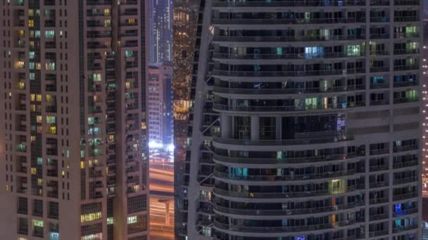 Edificios residenciales y de oficinas en Jumeirah lago torres distrito noche timelapse en Dubai — Vídeo de stock