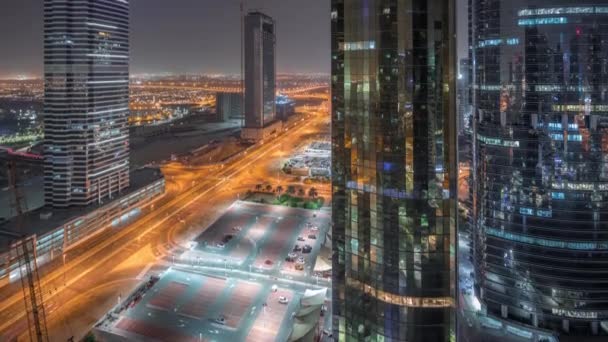Офісні будівлі в місті Джумейра Лейк тауерз район ніч таймце в Дубаї — стокове відео