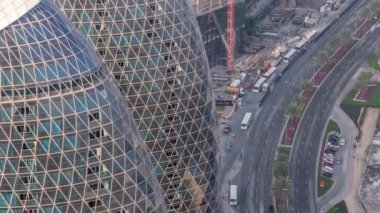 Dubai, Bae'de Difc timelapse yakınlarındaki Al Saada caddesinde kavşak trafiğinin ufuk çizgisi görünümü.