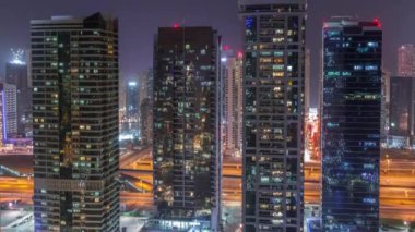Dubai'de Jumeirah göl kuleleri ilçe gece timelapse konut ve ofis binaları