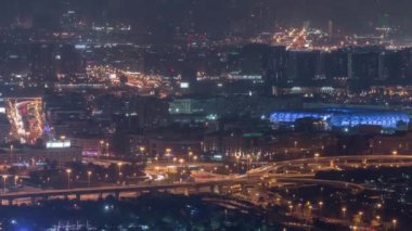 Tipik eski ve modern binalar gece timelapse ile mahalle Deira ve Dubai dere havadan görünümü.