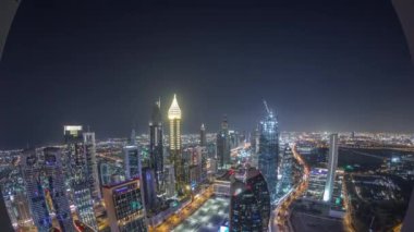 Sheikh Zayed Road ve Difc'nin Dubai, Bae'deki hava gece saatlerinin silueti.