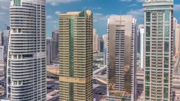 Apartamentos e escritórios residenciais em Jumeirah lago torres distrito timelapse em Dubai — Vídeo de Stock