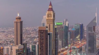 Şeyh Zayed Road ve Difc havadan dubai, Bae gece timelapse binaların Silueti.