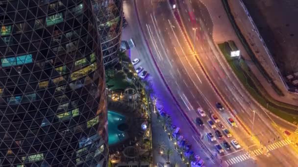 Vue aérienne du trafic d'intersection sur la rue Al Saada près de la timelapse de nuit DIFC à Dubaï, Émirats arabes unis . — Video