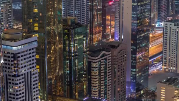 Skyline der Gebäude der Sheikh-Zayed-Straße und der Difc-Antenne im Zeitraffer der Nacht in Dubai, uae.