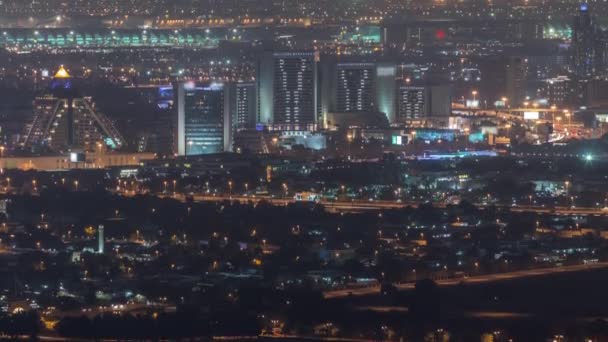 Luchtfoto van buurt Deira en Dubai Creek met typische oude en moderne gebouwen Night timelapse. — Stockvideo