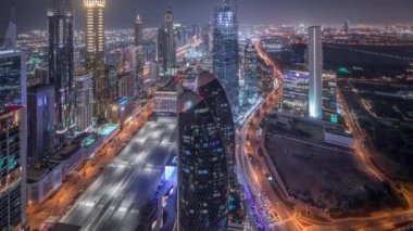 Sheikh Zayed Road ve Difc'nin Dubai, Bae'deki hava gece saatlerinin silueti.