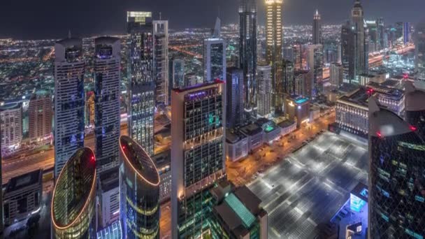 Skyline dos edifícios da Sheikh Zayed Road e DIFC noite aérea timelapse em Dubai, Emirados Árabes Unidos . — Vídeo de Stock