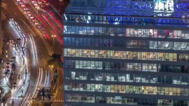Dubai, Bae'de Difc gece saatinde yakınlarındaki Al Saada caddesinde kavşak trafiğinin ufuk çizgisi görünümü.