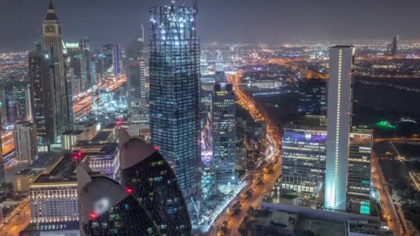 Skyline de los edificios de Sheikh Zayed Road y DIFC timelapse noche aérea en Dubai, Emiratos Árabes Unidos . — Vídeo de stock