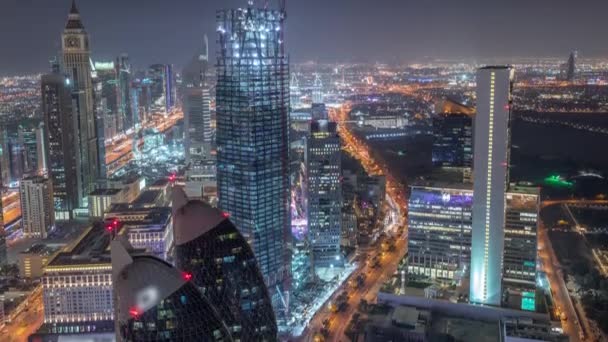 Skyline de los edificios de Sheikh Zayed Road y DIFC timelapse noche aérea en Dubai, Emiratos Árabes Unidos . — Vídeos de Stock