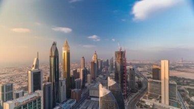 Sheikh Zayed Road ve Difc'nin Dubai, Bae'deki binalarının ufuk çizgisi görünümü.