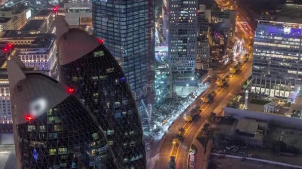 Skyline de los edificios de Sheikh Zayed Road y DIFC timelapse noche aérea en Dubai, Emiratos Árabes Unidos . — Vídeo de stock