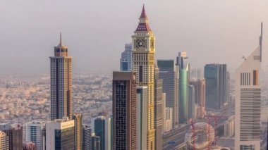 Sheikh Zayed Road ve Difc'nin Dubai, Bae'deki binalarının ufuk çizgisi görünümü.