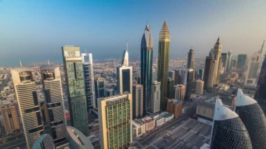 Sheikh Zayed Road ve Difc'nin Dubai, Bae'deki binalarının ufuk çizgisi görünümü.