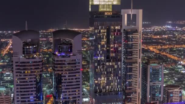 ドバイ、アラブ首長国連邦のシェイク・ザイード・ロードとディフ空中夜間タイムラプスの建物のスカイライン. — ストック動画