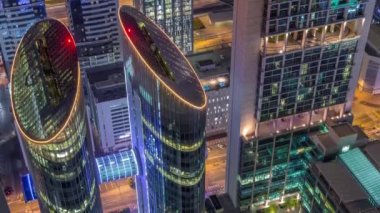 Sheikh Zayed Road ve Difc'nin Dubai, Bae'deki hava gece saatlerinin silueti.
