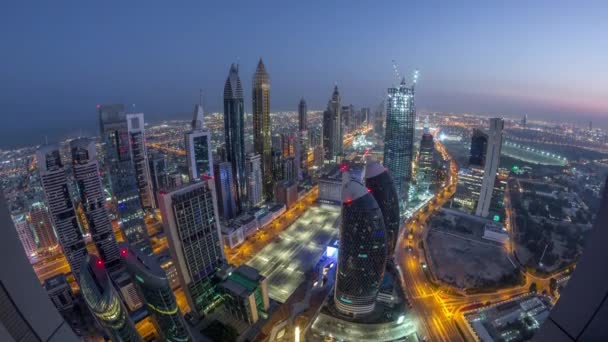 Skyline dos edifícios da Sheikh Zayed Road e DIFC noite aérea a dia timelapse em Dubai, Emirados Árabes Unidos . — Vídeo de Stock