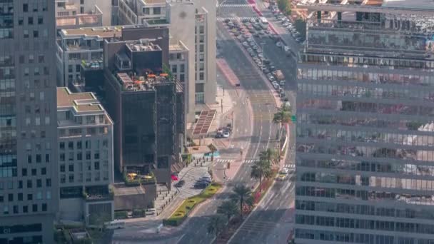 Vista panorámica del tráfico de intersección en la calle Al Saada cerca del timelapse DIFC en Dubai, Emiratos Árabes Unidos . — Vídeos de Stock